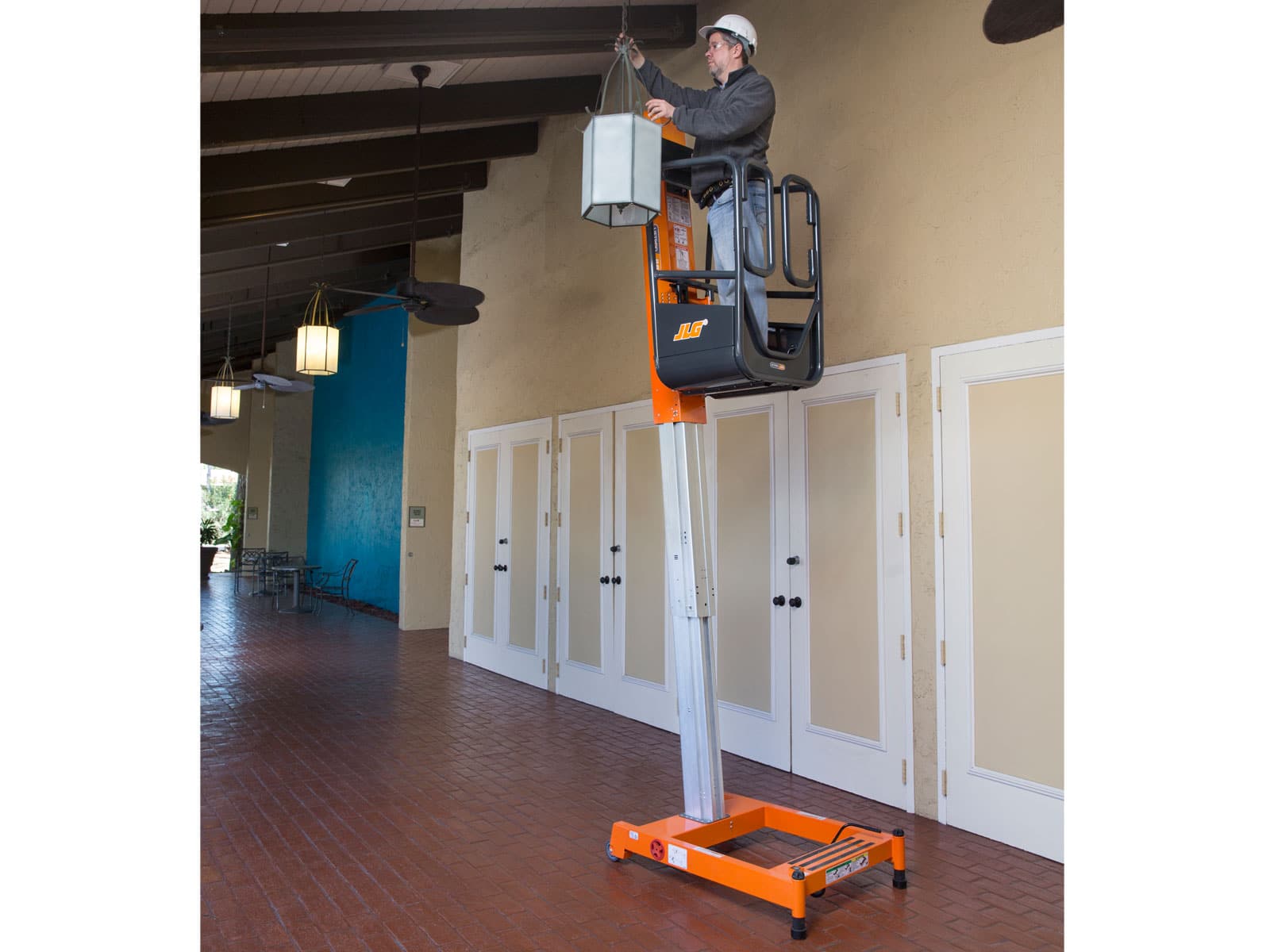 New Standard for Safety and Productivity 19 6 Working Height JLG FT140 LiftPod Personnel Portable Lift PowerPack Included 